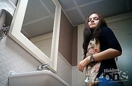 Несколько девиц красиво писают в женском туалете