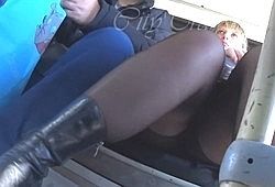 Парень подглядывает под юбку в общественном транспорте