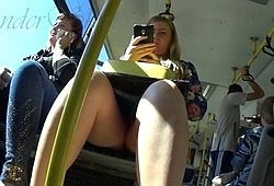 Женщинам подглядывают под юбки в различных местах