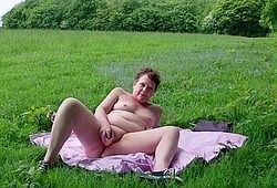 Зрелая дама мастурбирует на природе и снимает на камеру