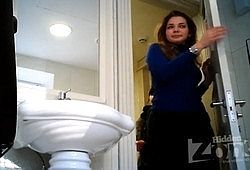 В двух дамских туалетах подглядывают за писающими девками