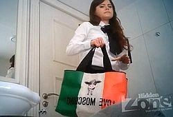 Спрятанная в туалете камера спалила писающих девушек