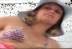 Тетка в панаме обильно поссала в туалете