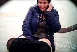 Женщина в платке писает перед скрытой камерой