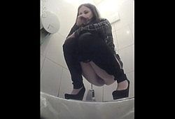 Подглядывание спереди в женском туалете