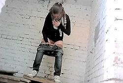 В пляжном туалете снимают на скрытую камеру