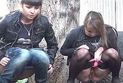 Девушки писают за гаражами
