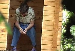 Снимают на скрытую камеру женщин в уличном туалете