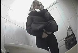В дамском туалете снимают скрытой камерой