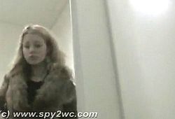 Туалетное видео с писающими девахами