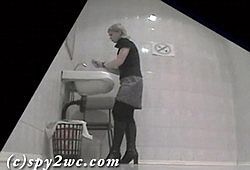 Женщины ссут в общественном сортире