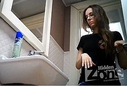 Очкастая телочка ссыт в туалете