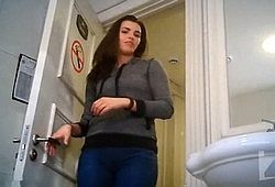 Брюнетка с тампончиком спалилась во время писсинга