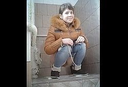 Старшекурсницы писают в туалете вуза