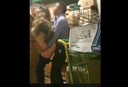 Менеджер трахаясь с продавщицей в подсобке попались на скрытую камеру