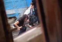 Подглядывание за дамочками писающими на улице