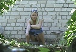 Женский уличный писс