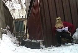 Женщины писают в подворотне на скрытую камеру
