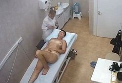 Зрелая брюнетка на приеме у врача