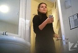 Несколько девушек попались на скрытые камеры спрятанные в общественных туалетах