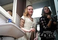 Поставили камеру в общественном туалете и спалили девушек во время писсинга