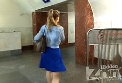 Парень нагло заглядывает молодой девушке под юбку