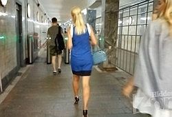 Блондинка в метрополитене спалила под платьем свои трусики