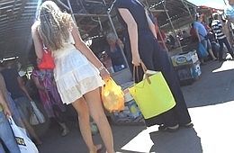 Парень заглядывая девушке под платье снимает на камеру ее трусики и аппетитную попку