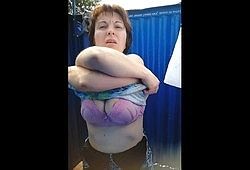 Женщина спалилась решив переодеться в пляжной кабинке