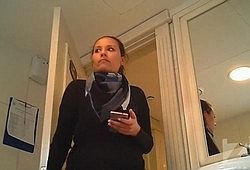 В туалете кафе поставили скрытую камеру и засняли писающую красотку