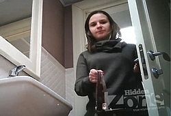 Девушки заходя в туалет не подозревали о скрытой камере