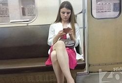 Поднимаясь на эскалаторе девица показала свои трусики
