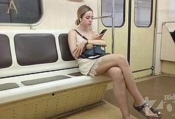 Стройная девушка засветила под платьем попу и трусики