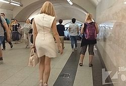 Женщина в платье засветила свои трусики