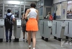 Незаметно заглянули женщине под юбку