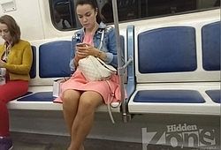 Девушка показала трусики под своим платьем