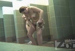 Двух подруг моющихся в душе засняли на камеру