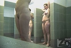Две зрелые подруги принимают в душе водные процедуры
