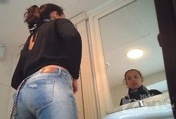 Красивую девушку засняли в туалете на камеру