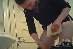 Подглядывают за писающей девушкой в общественном туалете