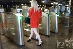 Под юбкой у блондинки в красном пальто