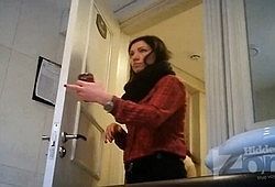 Скрыто подглядывают в общественном туалете