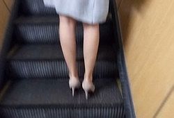 Тип заглядывает под юбку симпатичной незнакомке
