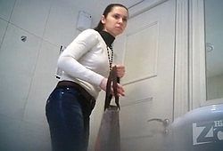 Писающую девушку снимают в общественном туалете