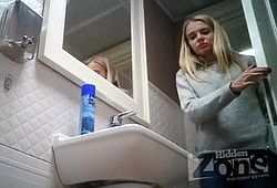 Нарезка видео с писающими бабами в туалете