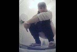 Девок подловили в туалете на скрытую камеру