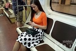 Сумел заснять на камеру что у девушки под юбкой