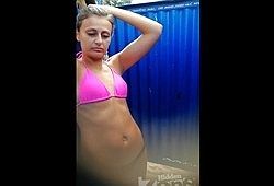 Подсмотрел за женщиной переодевающейся на пляже