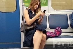 Девушка не заметила как засветила под платьем сочную попу
