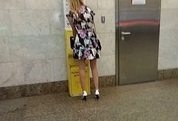 Девушка засветила вуайеристу под платьем свои трусики